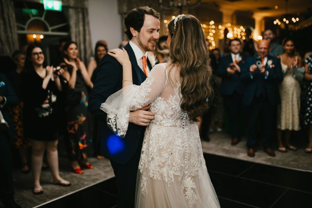 Relaxed Wedding Atmosphere: How Music Sets the Tone for Candid Wedding Photos